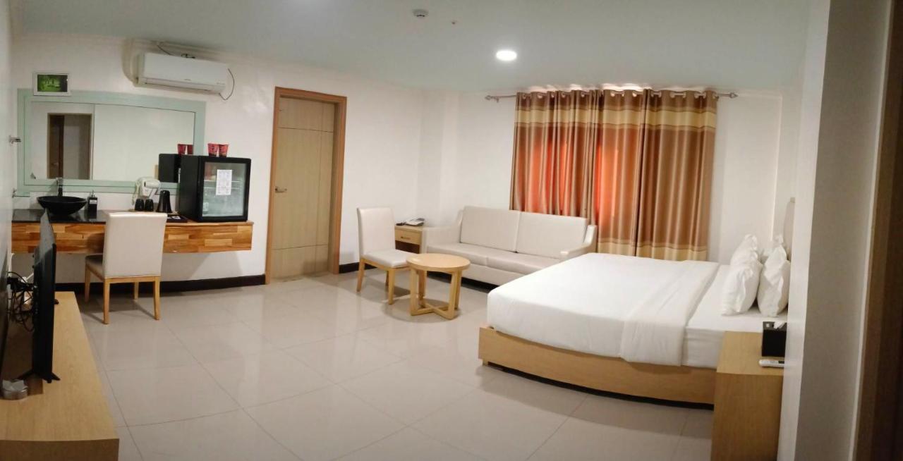 Clark Field Punta Clark Hotel מראה חיצוני תמונה