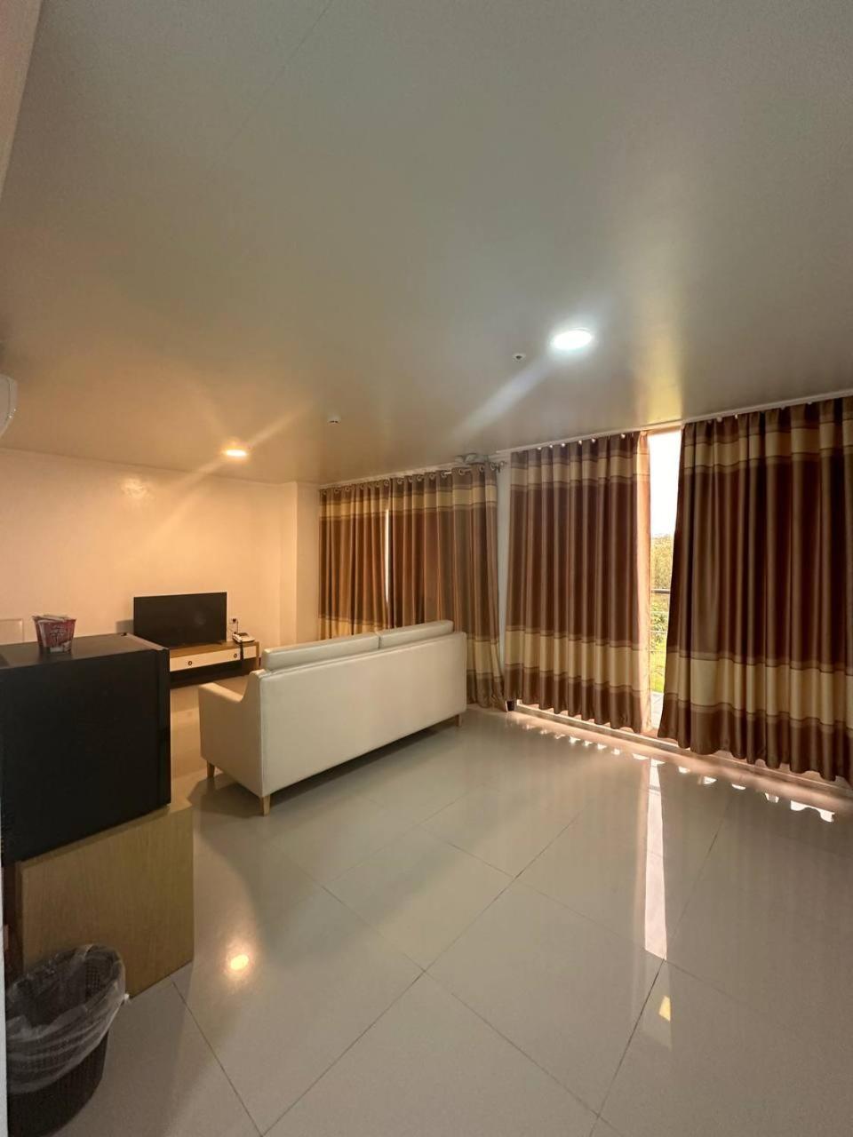 Clark Field Punta Clark Hotel מראה חיצוני תמונה