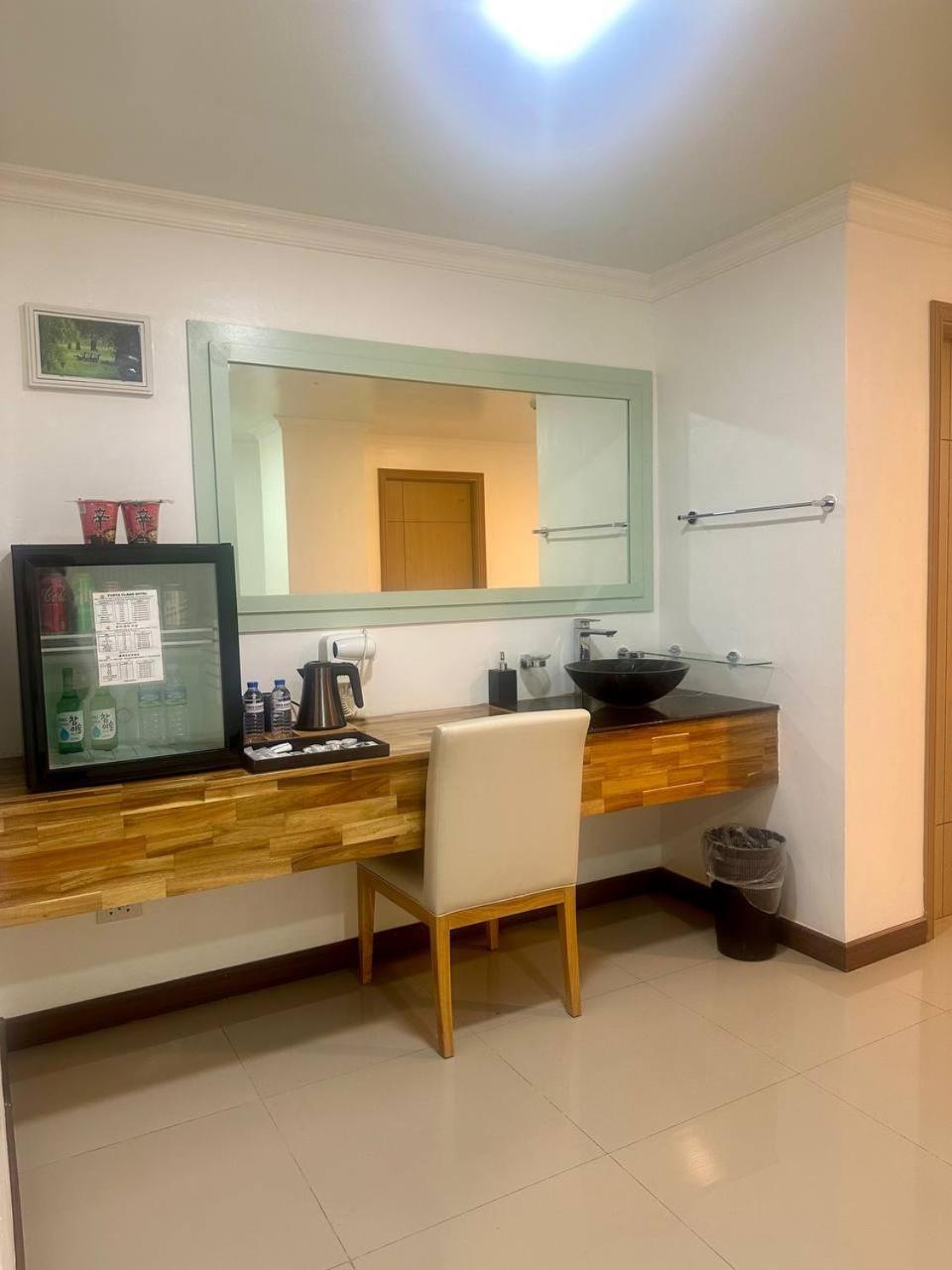 Clark Field Punta Clark Hotel מראה חיצוני תמונה